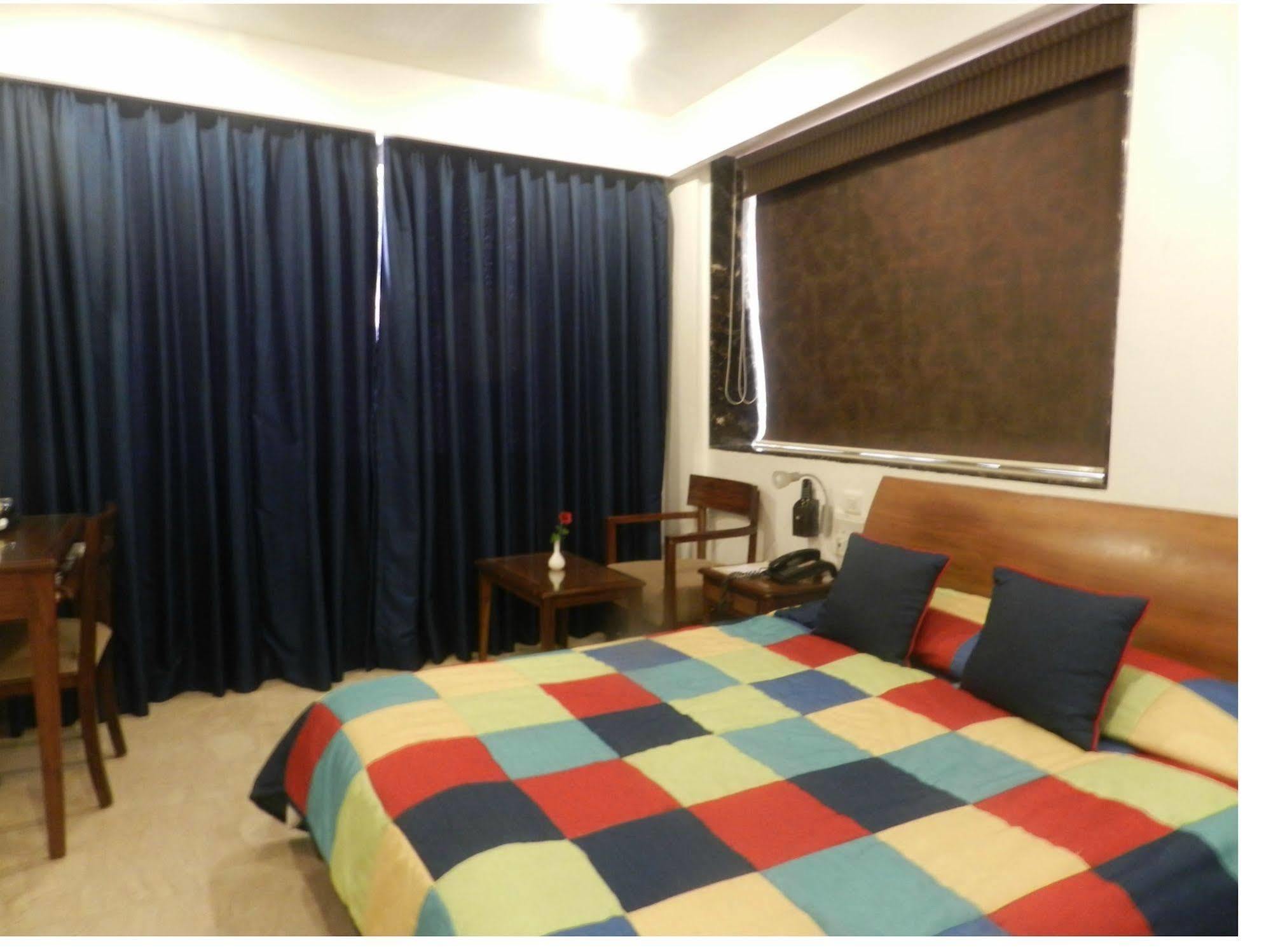Citizen Hotel Mumbai Bagian luar foto